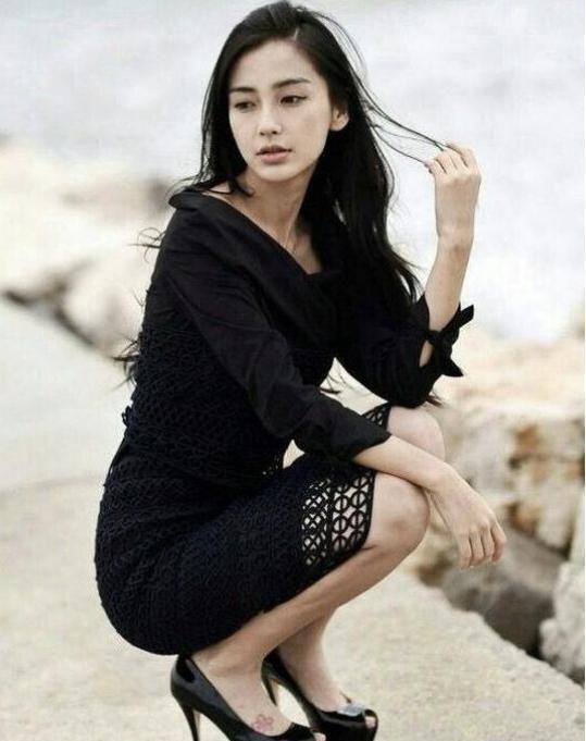 baby海边素颜曝出，虽五官精致但没了妆容的她，和电视上简直两人