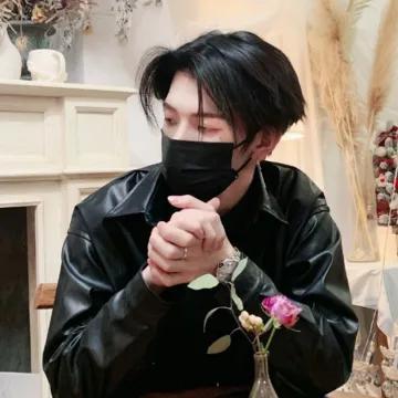 七鹤大人再摘口罩晒自拍,侧颜像韩剧男主角,彻底摆脱鸭嘴兽称号