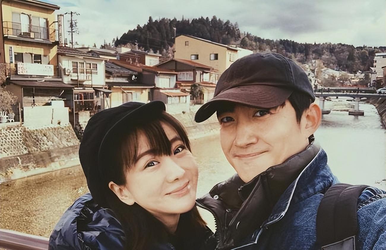 叔系男神：出道十年不温不火，婚后一年爆红，网友：娶妻是门玄学