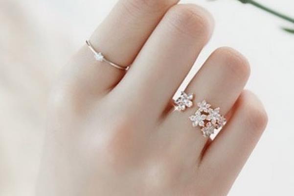 生活食指戴戒指是什么意思?意味着单身但想恋爱(与小指不同)  1