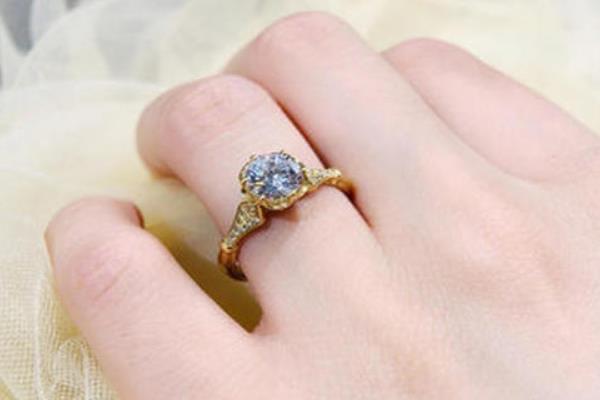 生活食指戴戒指是什么意思?意味着单身但想恋爱(与小指不同)  3