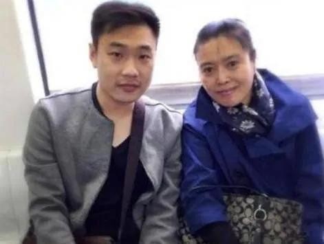 贾斯汀比伯的女朋友有哪些(赛琳娜用8年伴比伯成长)