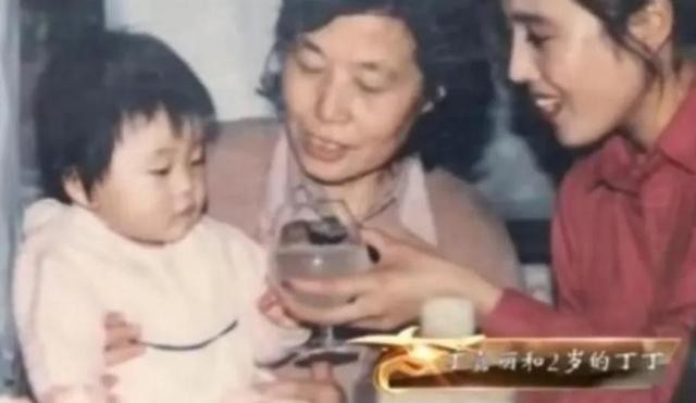 贾斯汀比伯的女朋友有哪些(赛琳娜用8年伴比伯成长)