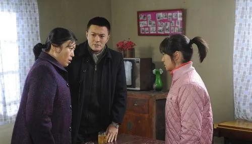 贾斯汀比伯的女朋友有哪些(赛琳娜用8年伴比伯成长)