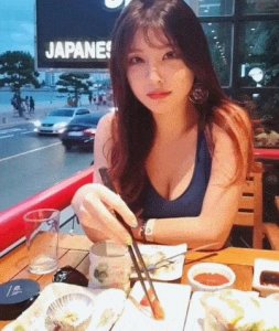 ​搞笑GIF趣图：最讨厌的不是下雨，而是下雨还刮大风