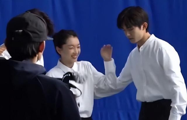 易烊千玺女朋友是谁(易烊千玺周冬雨再登热搜)