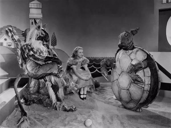 爱丽丝梦游仙境哪个版本好看(集齐三大套路可以召唤出一部爱丽丝梦游仙境)(14)