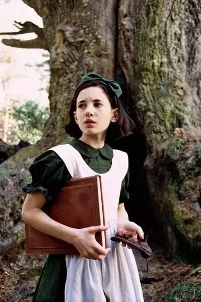 爱丽丝梦游仙境哪个版本好看(集齐三大套路可以召唤出一部爱丽丝梦游仙境)(6)