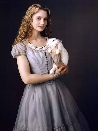 爱丽丝梦游仙境哪个版本好看(集齐三大套路可以召唤出一部爱丽丝梦游仙境)(7)