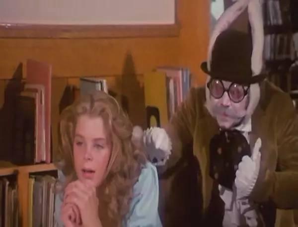 爱丽丝梦游仙境哪个版本好看(集齐三大套路可以召唤出一部爱丽丝梦游仙境)(16)