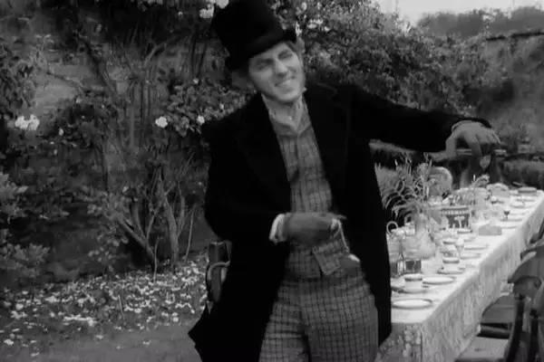 爱丽丝梦游仙境哪个版本好看(集齐三大套路可以召唤出一部爱丽丝梦游仙境)(15)