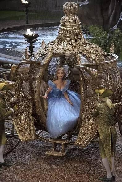 爱丽丝梦游仙境哪个版本好看(集齐三大套路可以召唤出一部爱丽丝梦游仙境)(21)