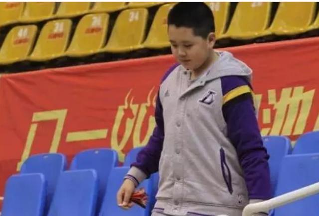 王治郅成功背后女人,二婚妻子决定性,14岁1米9儿子继承父业