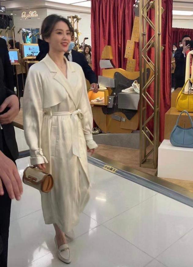 刘诗诗现身露小蛮腰（34岁刘诗诗罕曝生图）(1)