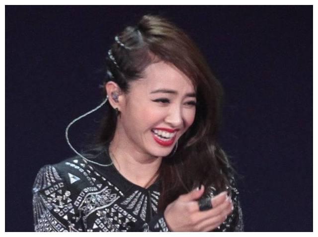 女星好不好看,咧嘴一笑就知道了,郑爽真的好可爱啊!