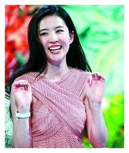 女星好不好看,咧嘴一笑就知道了,郑爽真的好可爱啊!