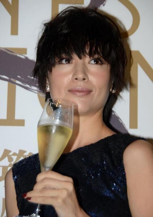 董洁短发发型图片（董洁紧身亮片裙穿不出质感）