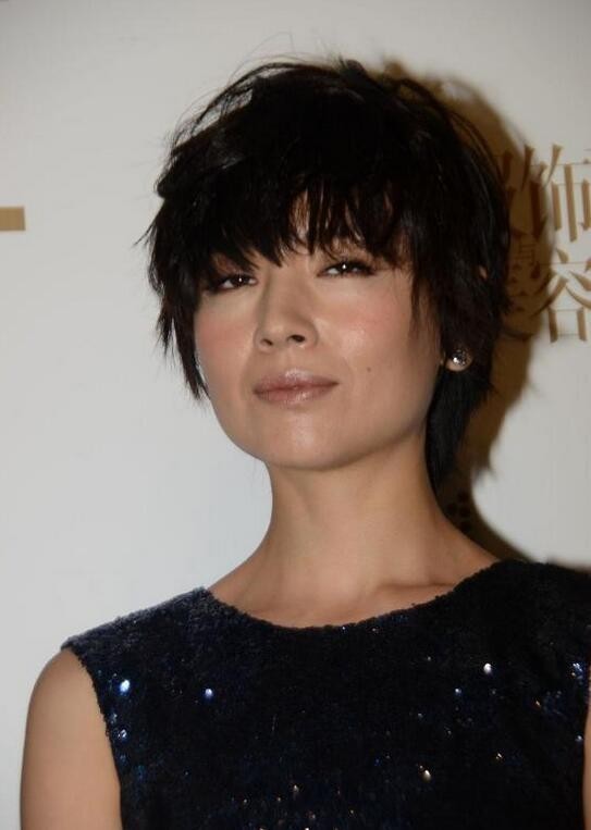 董洁短发发型图片（董洁紧身亮片裙穿不出质感）