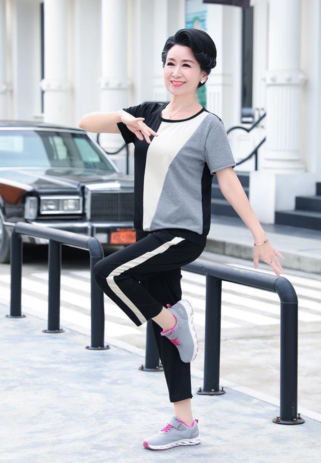 上了年纪的女人，不懂穿搭！不妨试试这休闲运动服套装，简单舒适