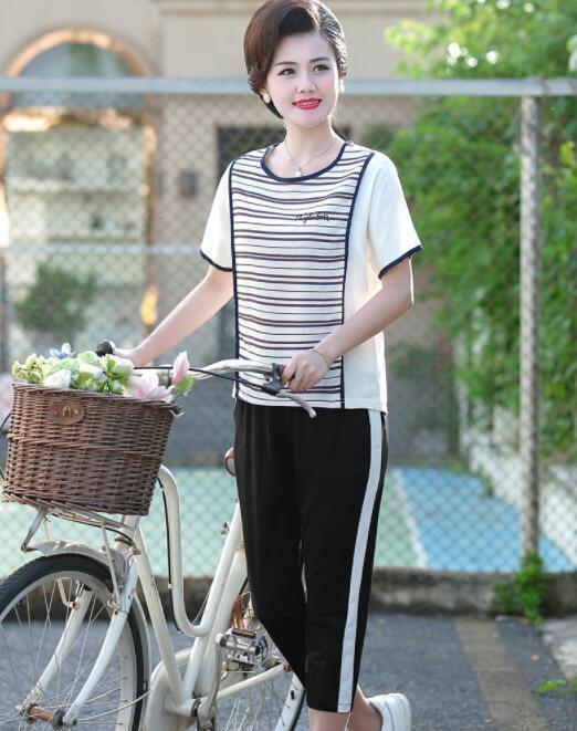 上了年纪的女人，不懂穿搭！不妨试试这休闲运动服套装，简单舒适