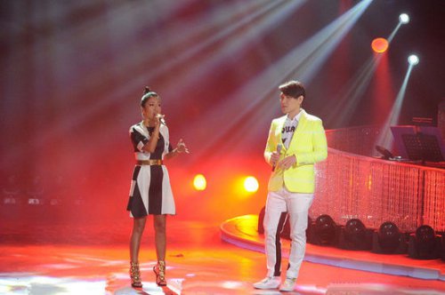 据博主长春国贸所知,杨宗纬和吉克隽逸退赛并非为压力过大所致,而是个中还有黑幕隐情。在杨宗纬和吉克隽逸抉择加盟《星同伴》后,就一向信念满满地向着冠军的方针举办筹备着。但角逐前杨宗纬和吉克隽逸只是在当真筹备角逐,却忽略了其他方面与节目组的“共同”,因而示意得有些“不听话”,独断专行,这令节目组颇为不悦。尽量其后两人在演唱上示意得异常美满,但仍未征服评委,被直接打入待定组!反观另一面,此前一向存在“内部抵牾”的程琳、阿鲁阿卓固然在唱功上方面示意平平,较杨宗纬和吉克隽稍逊一筹,但节目组甘愿让他们从头演唱录制了第二遍,技能操纵PK掉杨宗纬吉克隽逸组合,也是想给杨宗纬和吉克隽逸一点儿教导!不意对此功效杨宗纬吉克隽逸两人均感不公和扫兴,愤而甩袖提出退赛的要求。央视与明星艺人的相助不可胜数,但这一流动堪称史无前例,央视哪是你们任意放鸽子的处所?于是震怒并放言将对其举办封杀。获得动静后,杨宗纬和吉克隽逸及其经纪公司知道工作闹大了,顿时托干厦魅找熟人去公关讨情。听说其后杨宗纬和吉克隽逸在公司老总的教育下亲身面见央视率领,除对面谢罪致歉外,还自愿向公益捐钱,同时理睬在颁奖时无前提作为高朋加入献唱,才算平息了事!