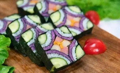 ​如何做寿司既简单又好吃（大厨教你学会寿司的家常做法）