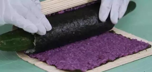 如何做寿司既简单又好吃（大厨教你学会寿司的家常做法）(8)