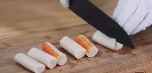 如何做寿司既简单又好吃（大厨教你学会寿司的家常做法）(4)