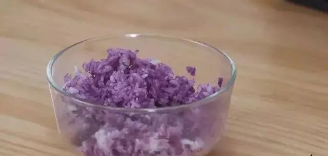 如何做寿司既简单又好吃（大厨教你学会寿司的家常做法）(5)