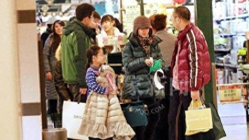 47岁刘仪伟的妻子近照