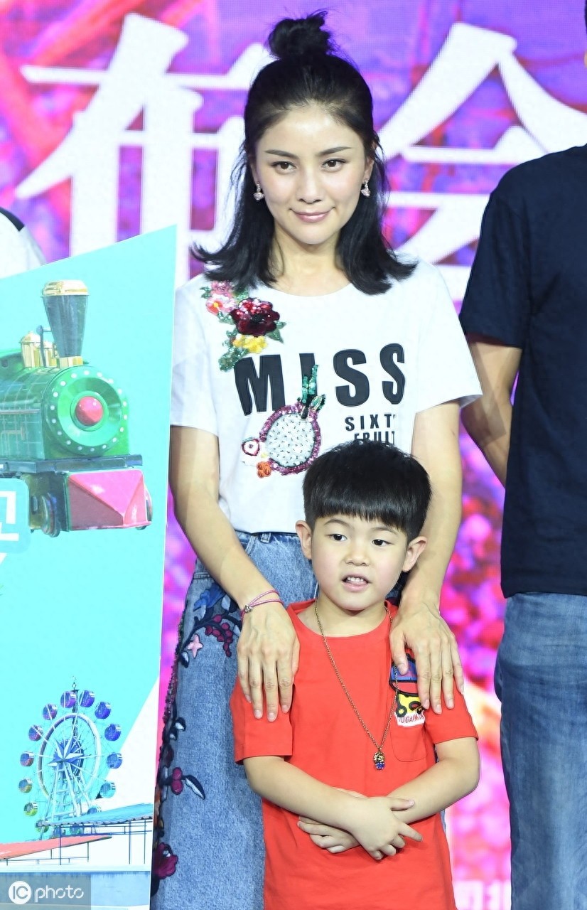 沙溢的老婆胡可,贤良淑德特别有旺夫相,是结婚的适宜对象