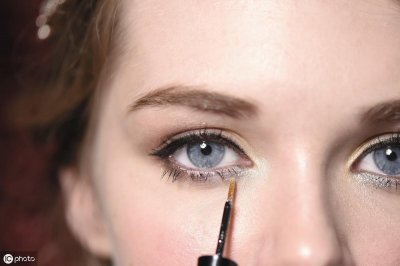 ​眼睫毛怎样才能变得又浓又长（睫毛变长的小妙招）