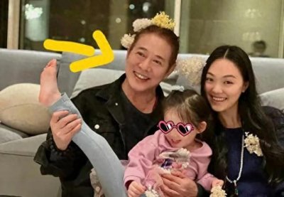 ​李连杰近照引热议：花白头发抱孙女，网友惊呼“像奶奶”