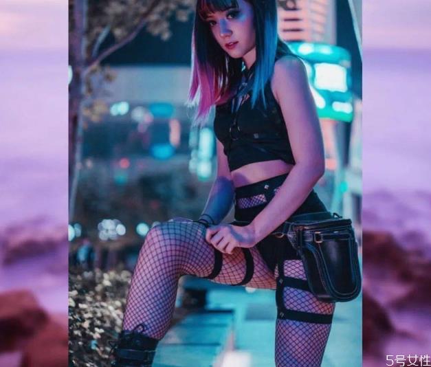 女生腿上戴的黑带是啥 女生腿上绑腿环的寓意