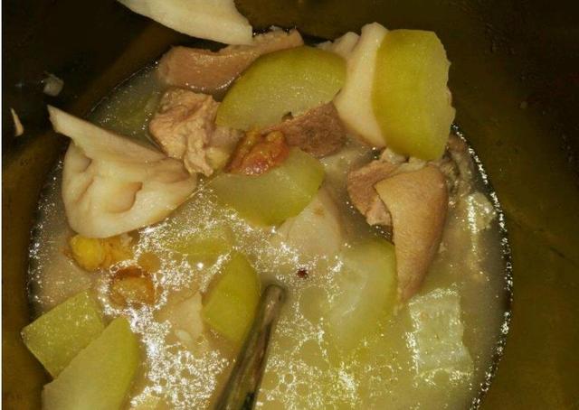 猪脚汤怎么做好吃又香不油腻(猪脚汤最好吃的做法)(4)