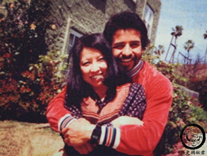 一组三毛珍贵老照片:图五是三毛与丈夫荷西,图八正在街头抽烟