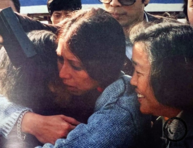 一组三毛珍贵老照片:图五是三毛与丈夫荷西,图八正在街头抽烟