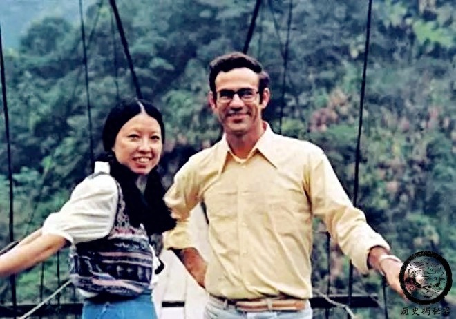 一组三毛珍贵老照片:图五是三毛与丈夫荷西,图八正在街头抽烟