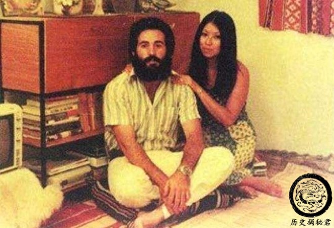 一组三毛珍贵老照片:图五是三毛与丈夫荷西,图八正在街头抽烟