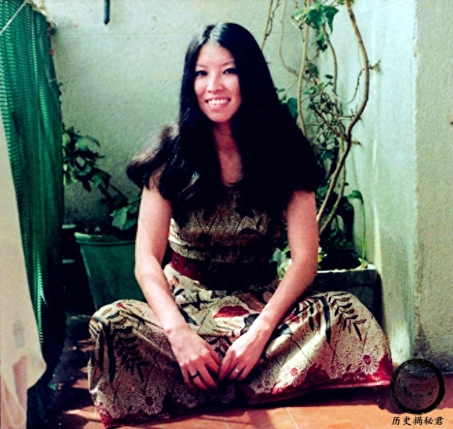 一组三毛珍贵老照片:图五是三毛与丈夫荷西,图八正在街头抽烟