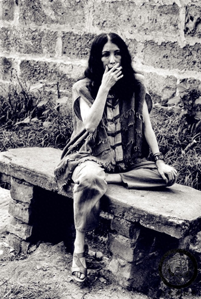 一组三毛珍贵老照片:图五是三毛与丈夫荷西,图八正在街头抽烟