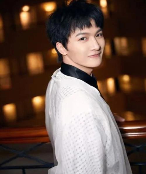 歌手周深是男是女