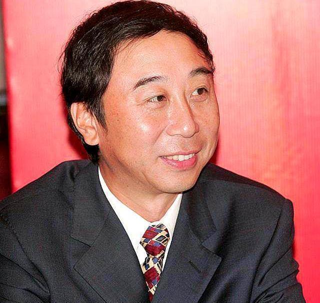 冯巩儿子照片传出，34岁和父亲长得一模一样，事业有成豪车出行