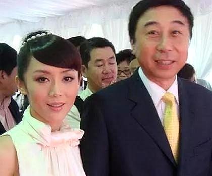 冯巩儿子照片传出，34岁和父亲长得一模一样，事业有成豪车出行