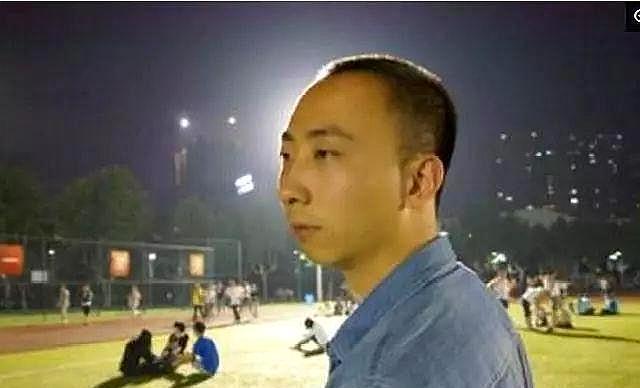 冯巩儿子照片传出，34岁和父亲长得一模一样，事业有成豪车出行