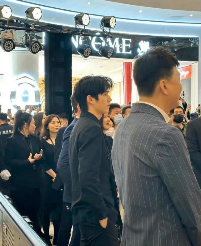 刘昊然郑州活动路透 是文质彬彬的小公子没错了