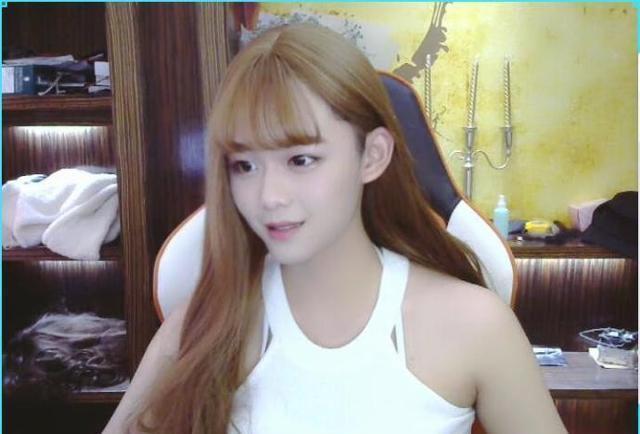 斗鱼举行女装大佬活动,网友看完参赛选手觉得第一名曾经有了!