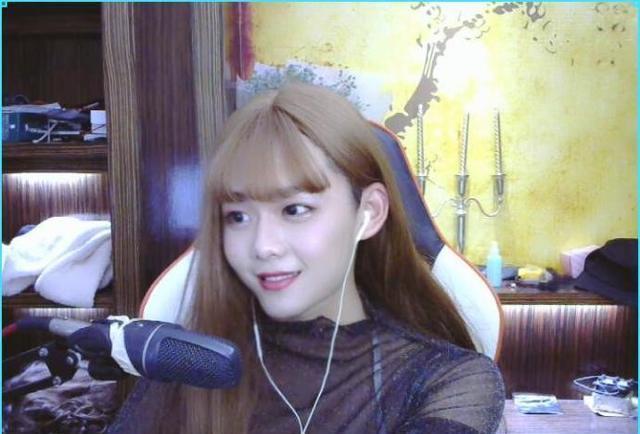 斗鱼举行女装大佬活动,网友看完参赛选手觉得第一名曾经有了!