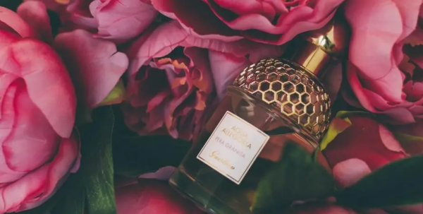 香水飞机上可以随身携带,香水可以带上飞机吗图1