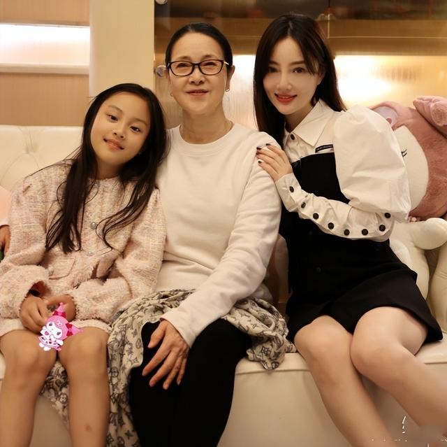 李小璐女儿照片（李小璐晒与女儿最新合照）